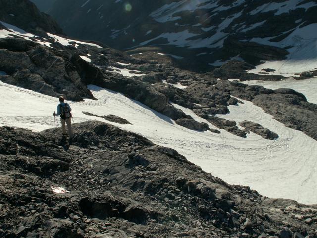 Mäusi beim Abstieg. Die schwierigste Passage wird über das Schneefeld umgangen