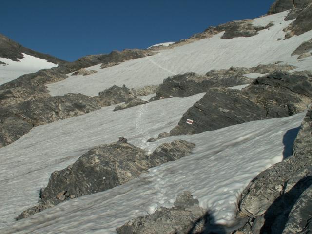 unsere Spuren im noch hartem Schnee