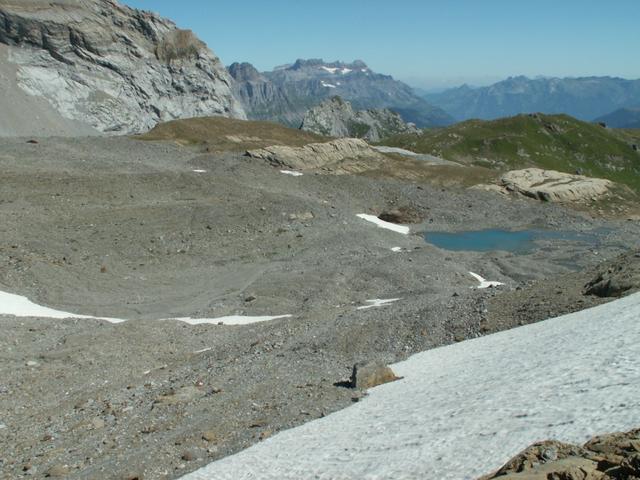 über Schutt und Geröll geht es nun runter und weiter Richtung Claridenhütte