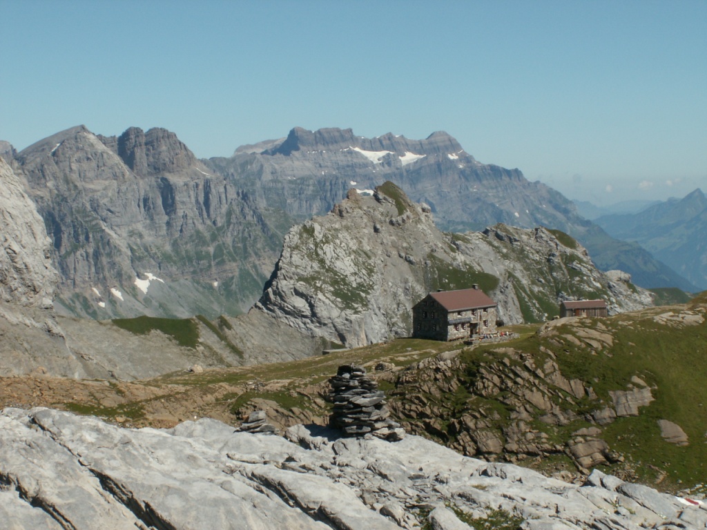 Blick zur Claridenhütte im Hintergrund der Glärnisch