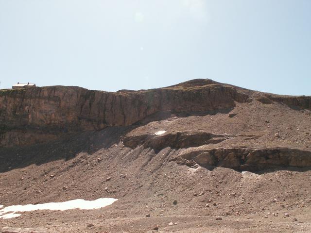 oberhalb der Felswand die Claridenhütte