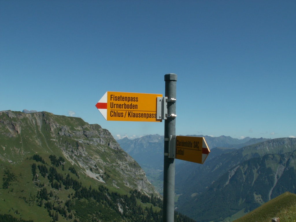 Wegweiser bei Matt 2038 m.ü.M.