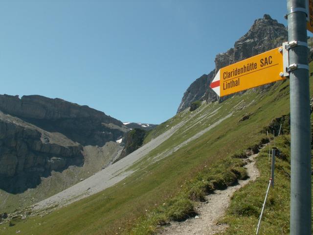 Wegweiser zeigt Richtung Claridenhütte