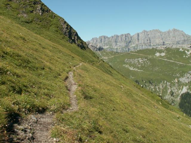 es geht auf einem schönem Höhenweg weiter Richtung Fisetenpass