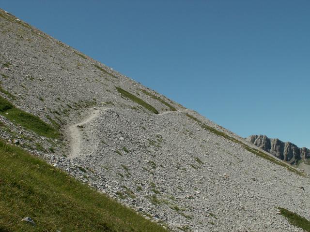 auf steinigem steilen Weg geht es aufwärts