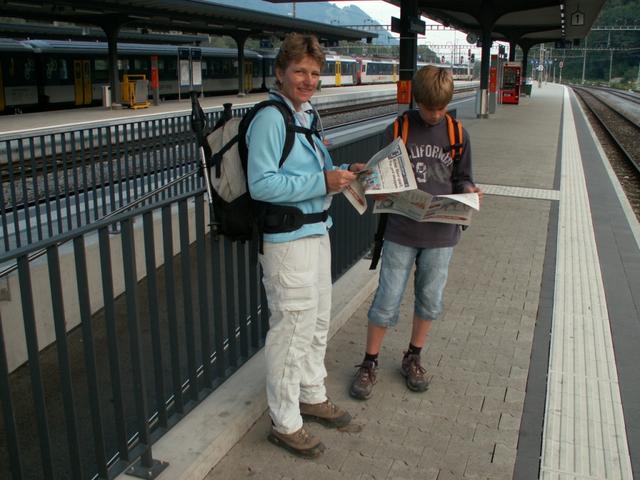 Mäusi und Göttibub Riccardo beim Zeitungslesen