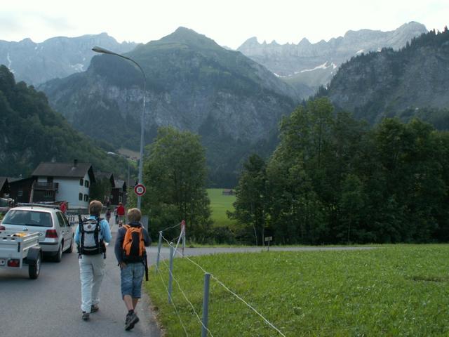 auf dem Weg zur Talstation der Tschinglen Seilbahn