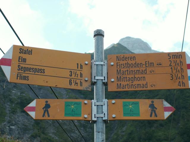 Wegweiser bei der Bergstation der Tschinglen Seilbahn 1529 m.ü.M.