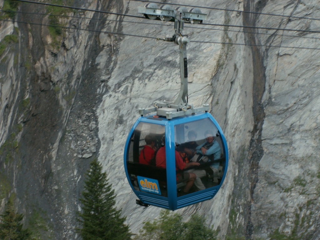 Göttibub Riccardo und Mäusi in der neuen Gondel der Tschinglen Seilbahn