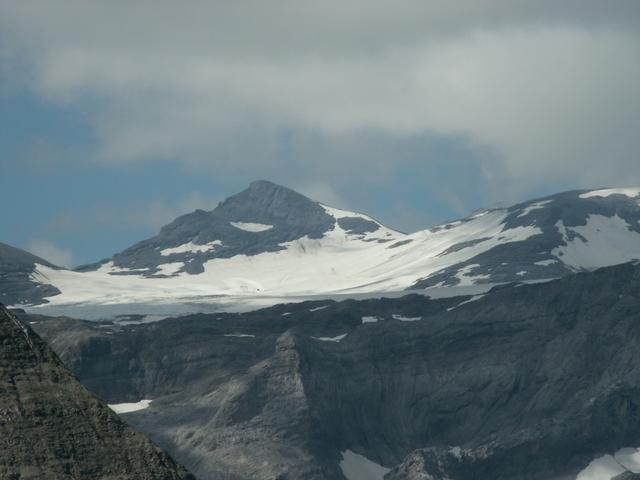 Blick zum Vorab Gletscher mit den Skipisten