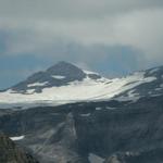 Blick zum Vorab Gletscher mit den Skipisten
