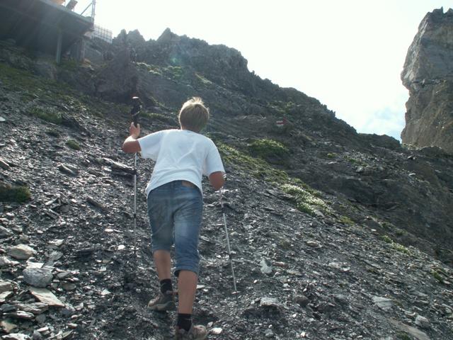 Göttibub Riccardo erreicht als erster der Segnespass 2627 m.ü.M.