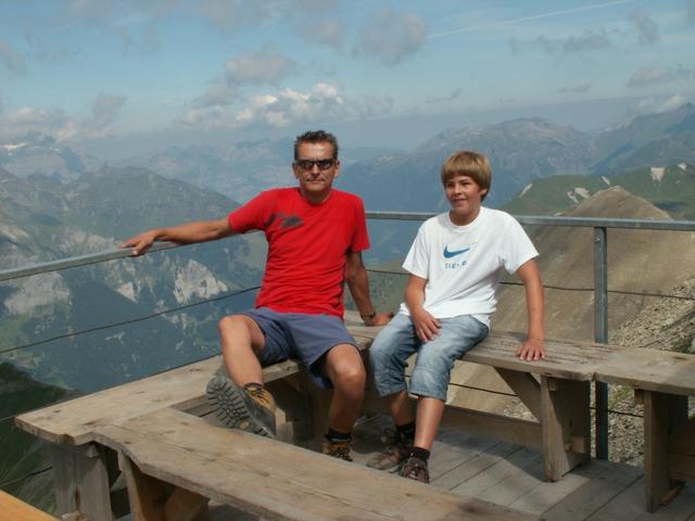 Franco und Göttibub auf der Aussichtsterrasse vom Mountain Lodge beim Segnespass