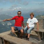 Franco und Göttibub auf der Aussichtsterrasse vom Mountain Lodge beim Segnespass