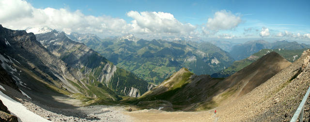 Breitbildfoto vom Segnespass aus gesehen Richtung Glarnerland