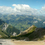 Breitbildfoto vom Segnespass aus gesehen Richtung Glarnerland