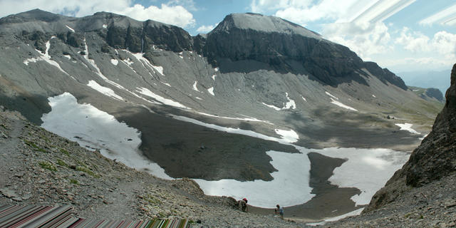 Breitbildfoto vom Segnespass aus gesehen mit Blick Richtung Bündnerseite
