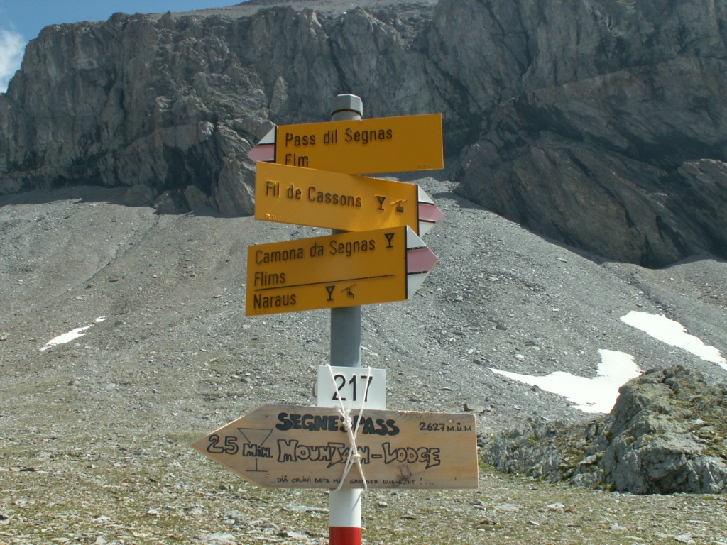 Wegweiser bei Muletg da Sterls 2465 m.ü.M. Von hier aus ist es möglich zum Cassons Grat zu wandern