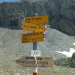 Wegweiser bei Muletg da Sterls 2465 m.ü.M. Von hier aus ist es möglich zum Cassons Grat zu wandern