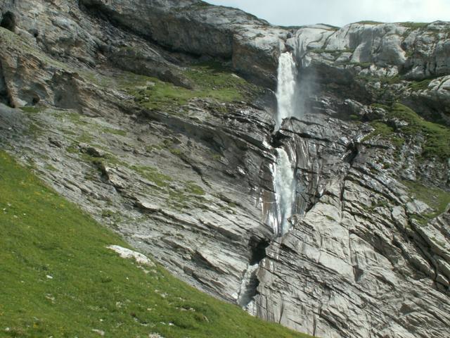 bei Punkt 2096 m.ü.M. ein gewaltiger Wasserfall gespiessen vom Wasser der Plaun Segans Sura