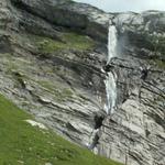 bei Punkt 2096 m.ü.M. ein gewaltiger Wasserfall gespiessen vom Wasser der Plaun Segans Sura