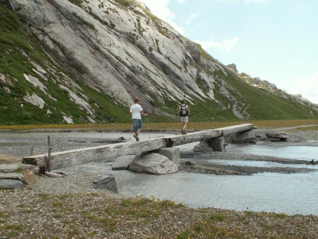 über eine Naturbrücke wird der Bach, der vom Wasserfall gespiesen wird, überquert