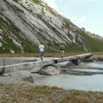 über eine Naturbrücke wird der Bach, der vom Wasserfall gespiesen wird, überquert