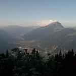 Aussicht auf das Rheintal bis nach Chur. Rechts der Haldensteiner Calanda