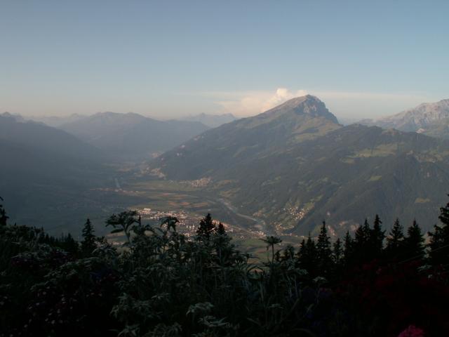 Aussicht auf das Rheintal bis nach Chur. Rechts der Haldensteiner Calanda