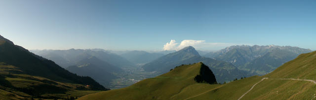 Breitbildfoto vom Kamm 2030 m.ü.M. aus gesehen Richtung Chur