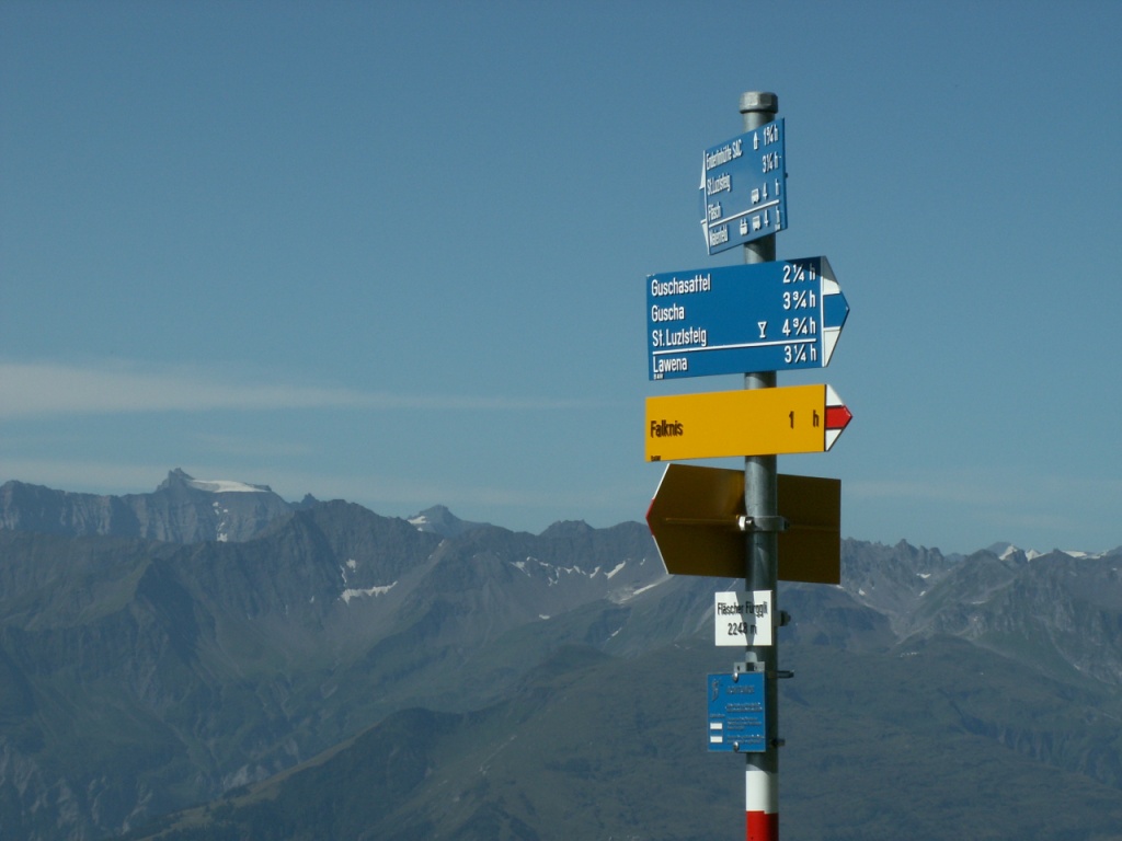 Wegweiser auf dem Fläscher Fürggli 2248 m.ü.M.