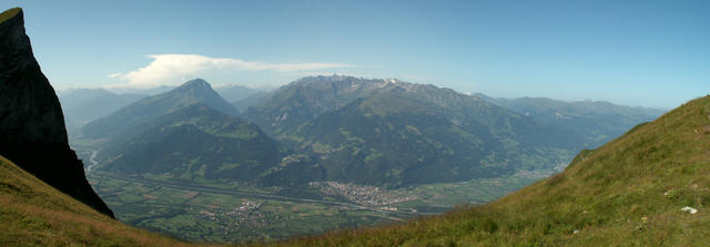 Breitbildfoto vom Fläscher Fürggli aus gesehen ins Rheintal
