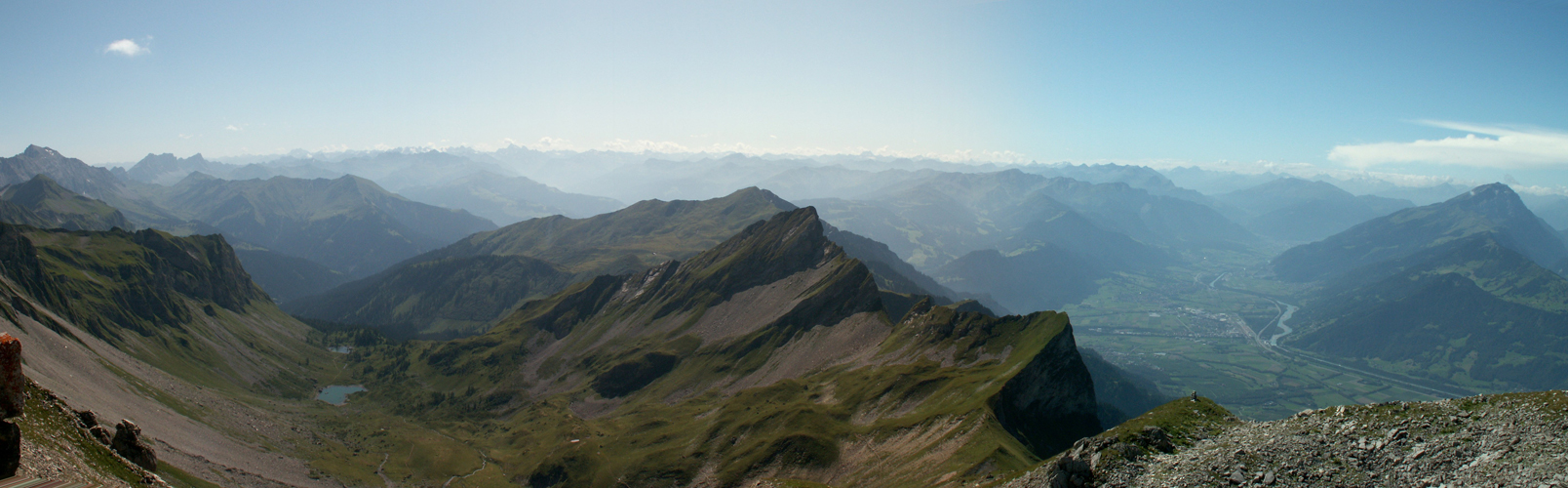 Breitbildfoto mit Blick Richtung Bündner Berge