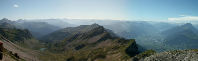 Breitbildfoto mit Blick Richtung Bündner Berge