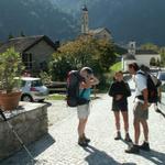 die Frauen entscheiden mit dem Motorrad zur Alp de Bec Sot zu fahren