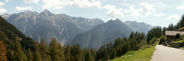 Breitbildfoto von der Alpe de Bec sot Richtung Valle Mesolcina