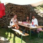 Mittagspause im Schutze eines Sonnenschirmes auf Alpe de Bec sot