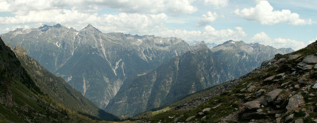 Breitbildfoto vom Pass de Buffalora mit Blick Richtung Valle Mesolcina