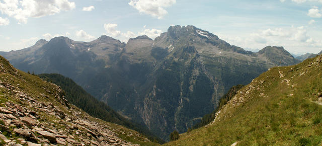 Breitbildfoto vom Pass de Buffalora mit Blick Richtung Valle Calanca