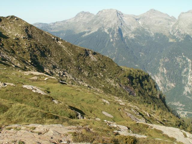 gut ersichtlich der Weg der zu Punkt 2150 m.ü.M. führt