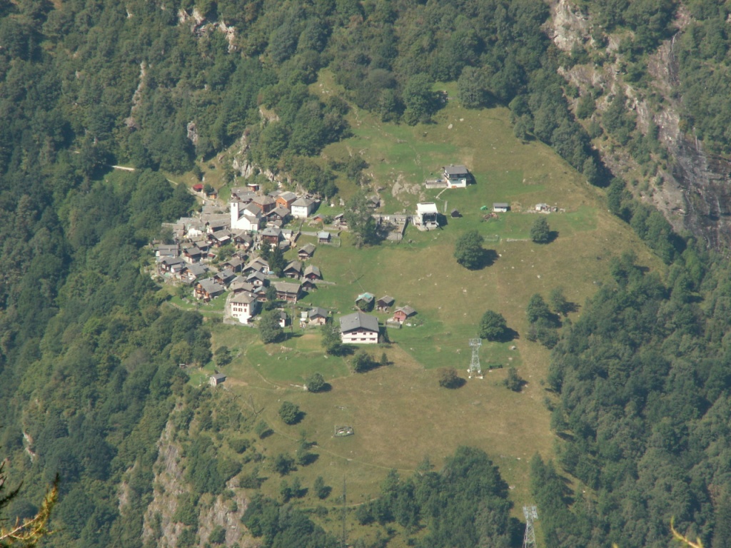 Blick zur gegenüberliegenden Talseite des Calancatal nach Landarenca