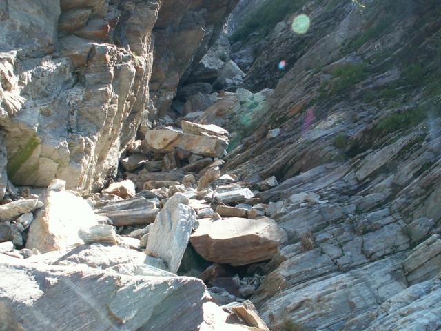 in der Aurigliaschlucht, mit Blick nach oben. Wehe, wenn das ins Tal runterfällt.