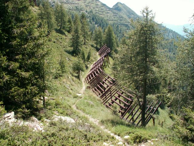 neben Lawinenverbauungen vorbei, geht es Richtung Alp di Fora