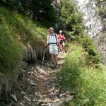 Mäusi und Helen halten immer wieder nach Pilzen Ausschau