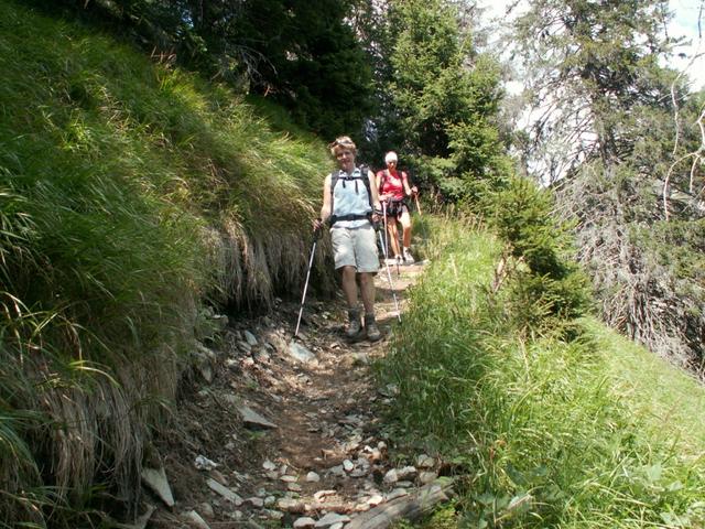 Mäusi und Helen halten immer wieder nach Pilzen Ausschau