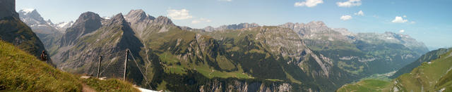 Breitbildfoto bei der Bergstation Chalchtrittli mit Blick Richtung Fisetengrat