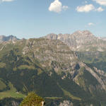 Breitbildfoto kurz nach der Bergstation Chalchtrittli mit Blick Richtung Fisetengrat