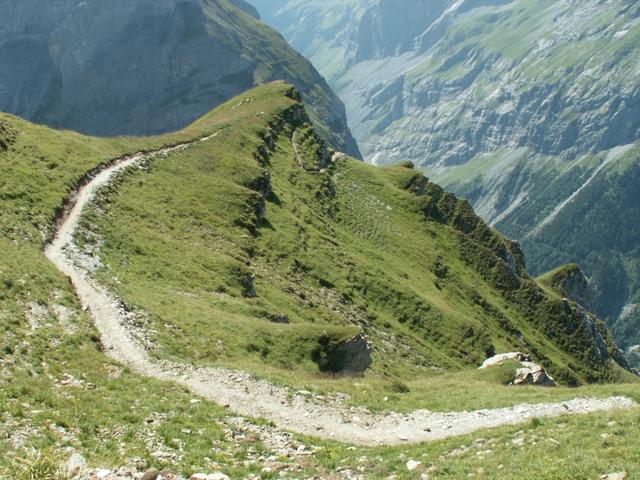 Bergpfad bei Chalchtrittli. Aussicht und Tiefblick einfach genial