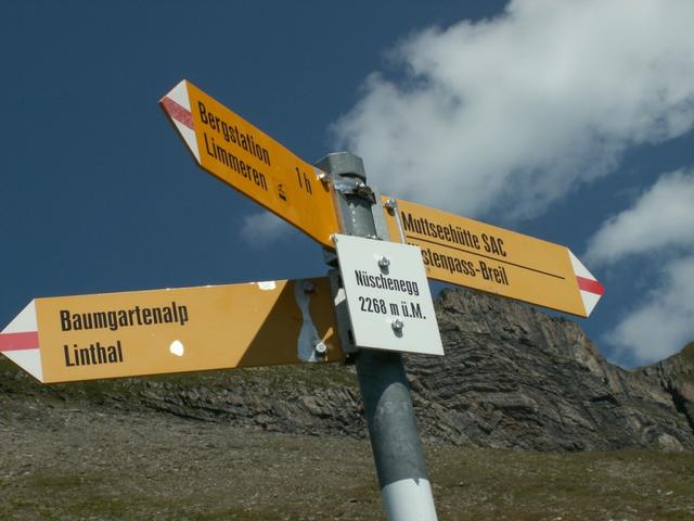 Wegweiser auf der Nüschenegg 2268 m.ü.M.