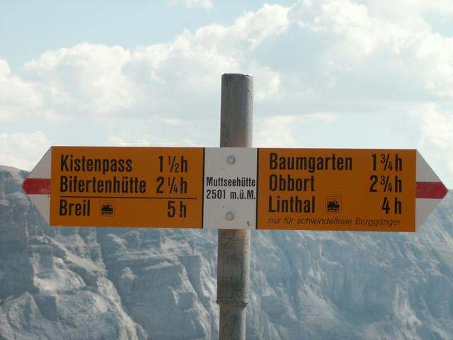 Wegweiser bei der Muttseehütte 2501 m.ü.M.